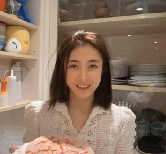 劉鑾雄小29歲嬌妻甘比曬照！打扮低調不像闊太，和孩子玩耍很開心 娛樂八卦吃瓜 第2张
