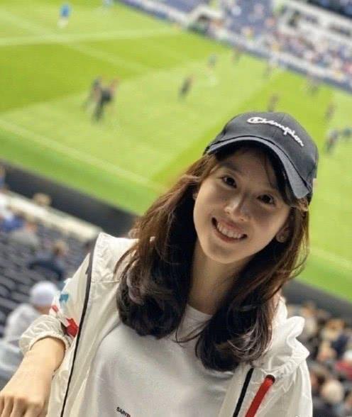 劉強東老婆章澤天還是學霸？和劍橋同學合影太出眾，笑容甜美治癒 娛樂八卦吃瓜 第6张