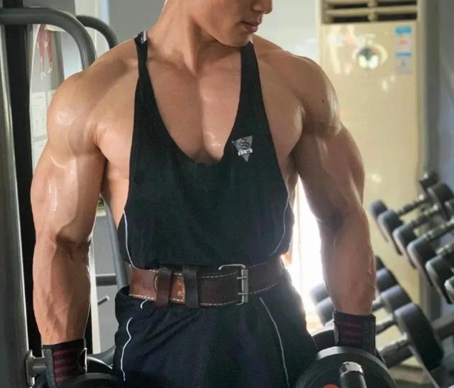 「以看肌肉為由，實則進行猥褻同性」，男孩在外得學會保護自己啊 健身減肥達人 第19张