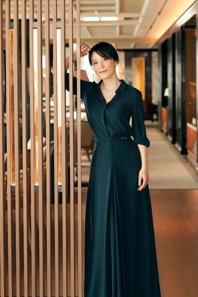 俞飛鴻現身機場，穿白色襯衫裙女神氣質滿滿，哪裡像是49歲女人？ 娛樂八卦吃瓜 第7张