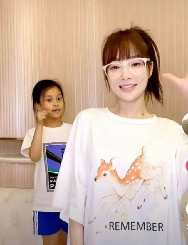 李小璐緊牽助理現身酒吧，穿吊帶秀性感身材，網友：夜生活挺豐富 娛樂八卦吃瓜 第7张