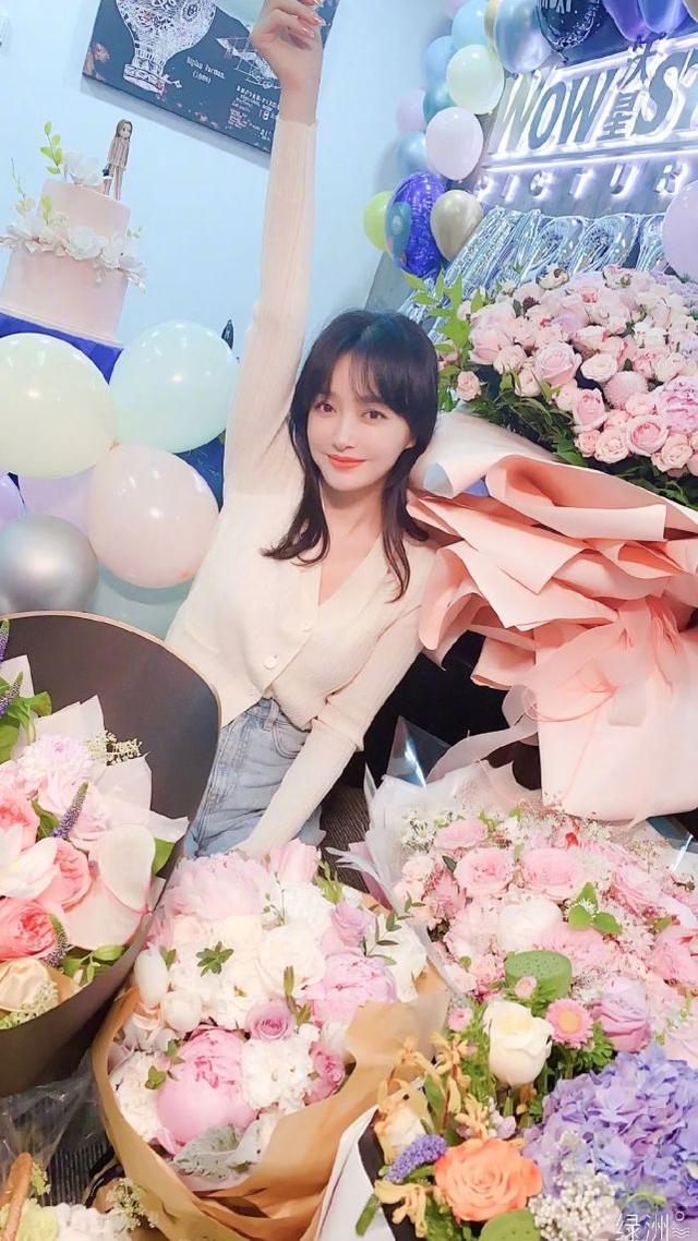 41歲秦嵐曬生日照，身穿白色針織衫優雅少女，單身活成了公主模樣 娛樂八卦吃瓜 第1张