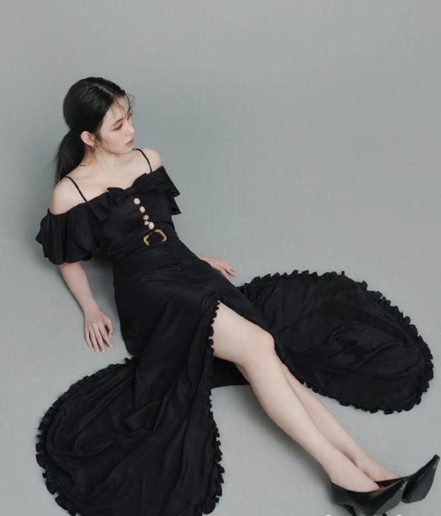 邱淑貞女兒拍性感大片，穿開衩長裙秀美腿，繼承媽媽女人味兒 娛樂八卦吃瓜 第5张