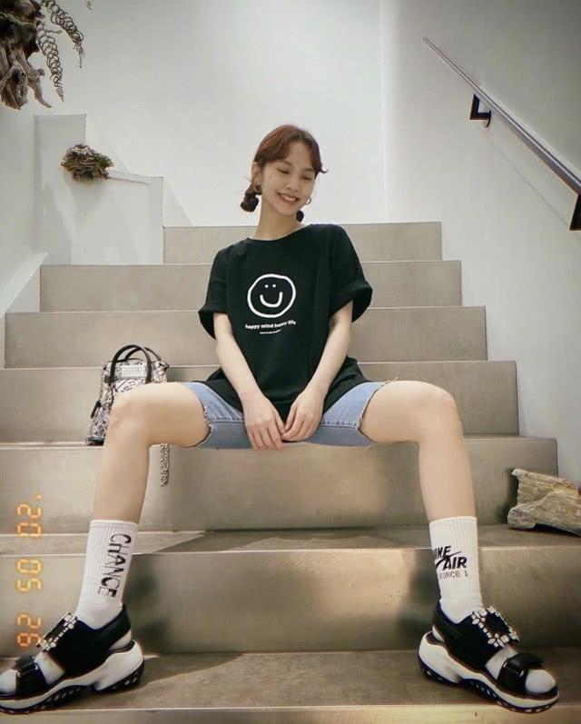 楊丞琳曬自己時尚搭配！涼鞋配長襪，穿出你意想不到的潮流風范 娛樂八卦吃瓜 第2张
