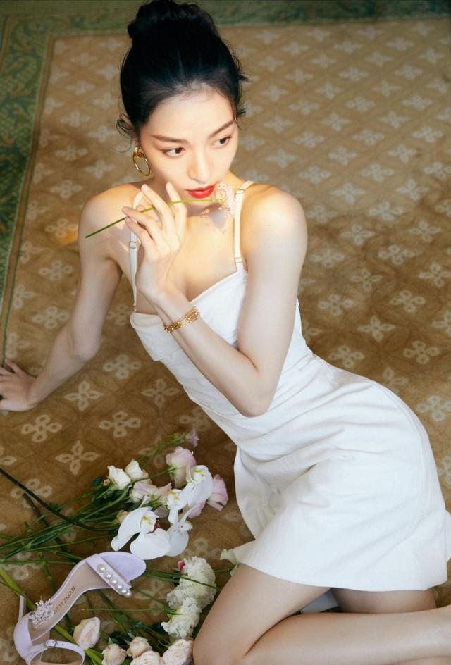 新晉「港風女神」鍾楚曦，顏值高氣質佳，美背直角肩怎麼看都很美 街拍正妹 第1张