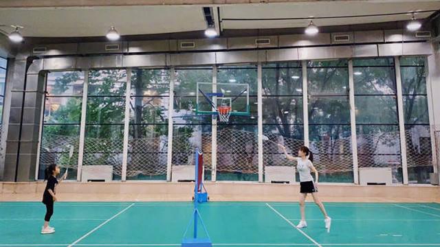李小璐陪甜馨打羽毛球，身穿白色T恤搭運動短褲，身材苗條像少女 娛樂八卦吃瓜 第1张