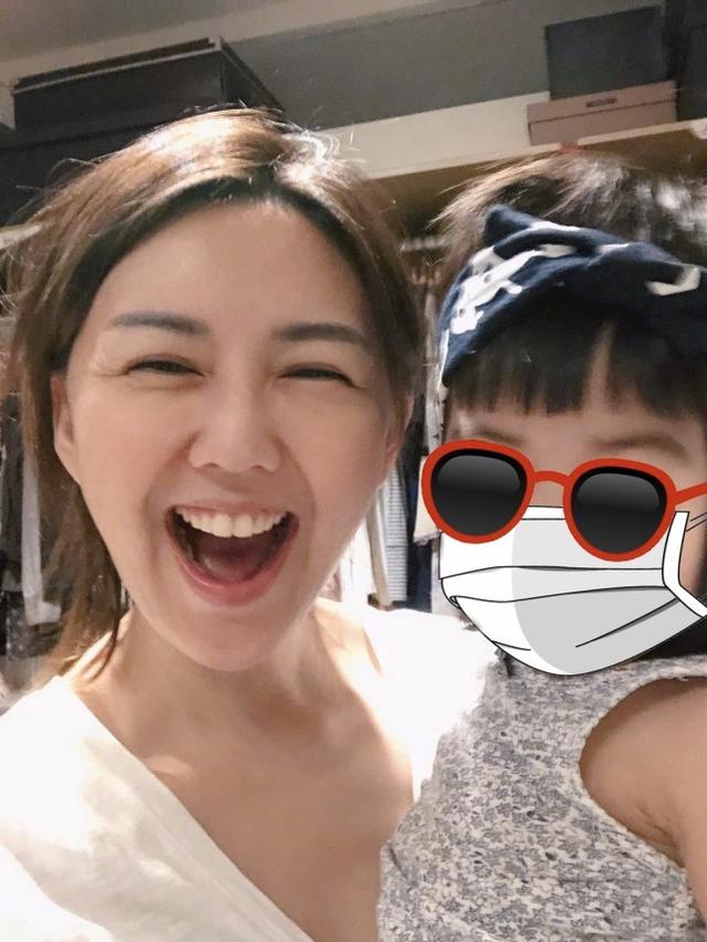 孫燕姿舉辦線上演唱會，清爽音線讓人著迷，穿白T配長褲打扮簡單 娛樂八卦吃瓜 第6张