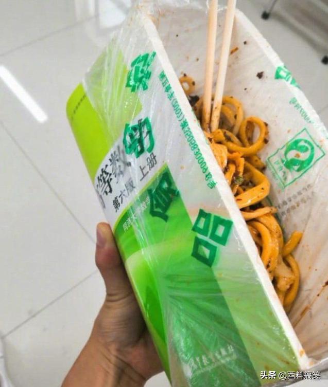 「一直以為這個洞是放手指的，我才發現我錯了」，太尷尬了哈哈哈 搞笑整蠱 第6张