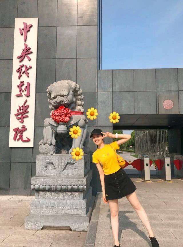 李蘭迪曬私服美照！淡黃長裙配蓬鬆頭發，氣質甜美可人充滿活力 娛樂八卦吃瓜 第7张