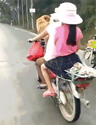 女朋友和她妈妈，我该送什么礼物？网友：哪个是她妈妈？哈哈哈 送女朋友什
