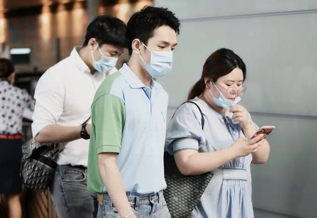 「帶貨男神」李佳琦現身機場！穿衣打扮排場大，主播也有明星待遇 娛樂八卦吃瓜 第1张