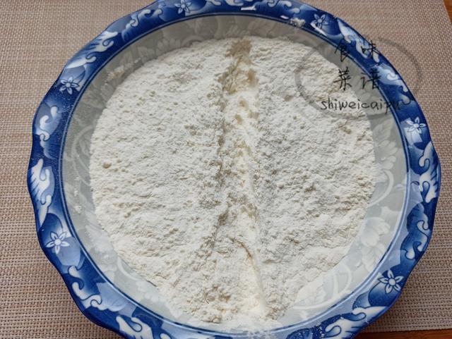 韭菜盒子的3個小技巧，麵皮放涼了也不硬，韭菜不出水，鮮香美味 熱愛美食 第3张