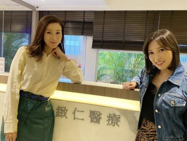 李嘉欣一把年紀依舊狂野，穿黑色超短抹胸露肚臍，煙燻妝太搖滾 娛樂八卦吃瓜 第8张