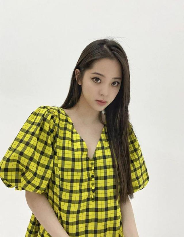 歐陽娜娜公主造型亮相，芥末黃連衣裙配煙燻妝，甜酷女孩太惹人愛 娛樂八卦吃瓜 第2张