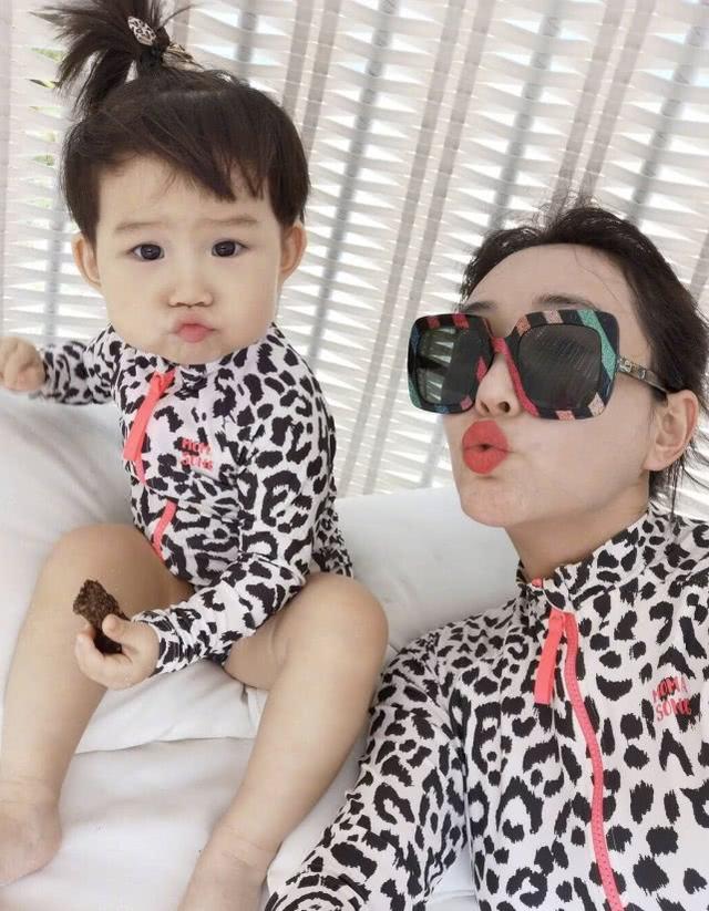 杜若溪曬全家合影，女兒肉肉遺傳爸爸精緻美貌，大眼睛可愛十足 娛樂八卦吃瓜 第7张