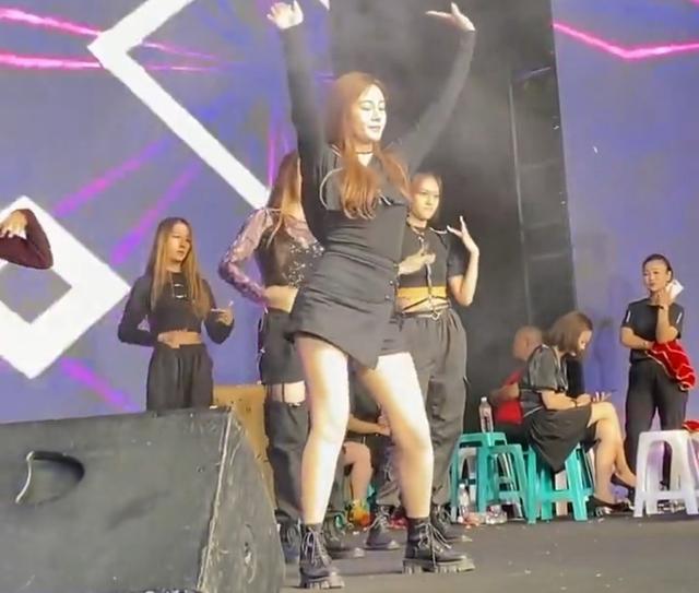 豪門夢碎後，鄉愛王小蒙現身商演，被嘲身材壯實不如伴舞 娛樂八卦吃瓜 第3张