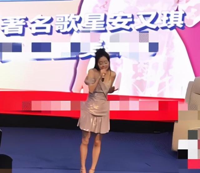 曾是最紅的超女冠軍，如今路邊舞台賣力演唱，商場走穴凍到直哆嗦 娛樂八卦吃瓜 第12张