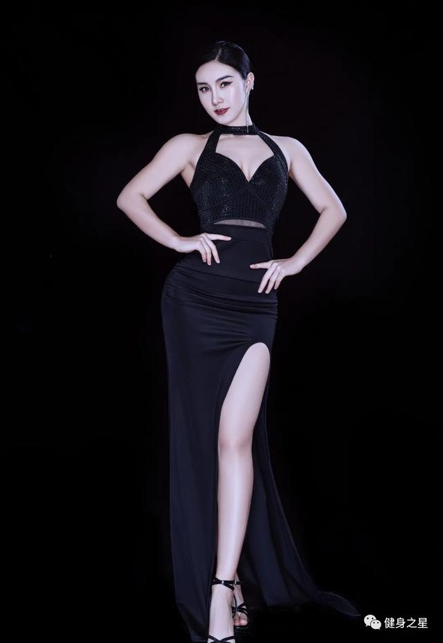 香肩、美背、蜜桃臀，健身女神該有的，她一樣也不少 街拍正妹 第13张