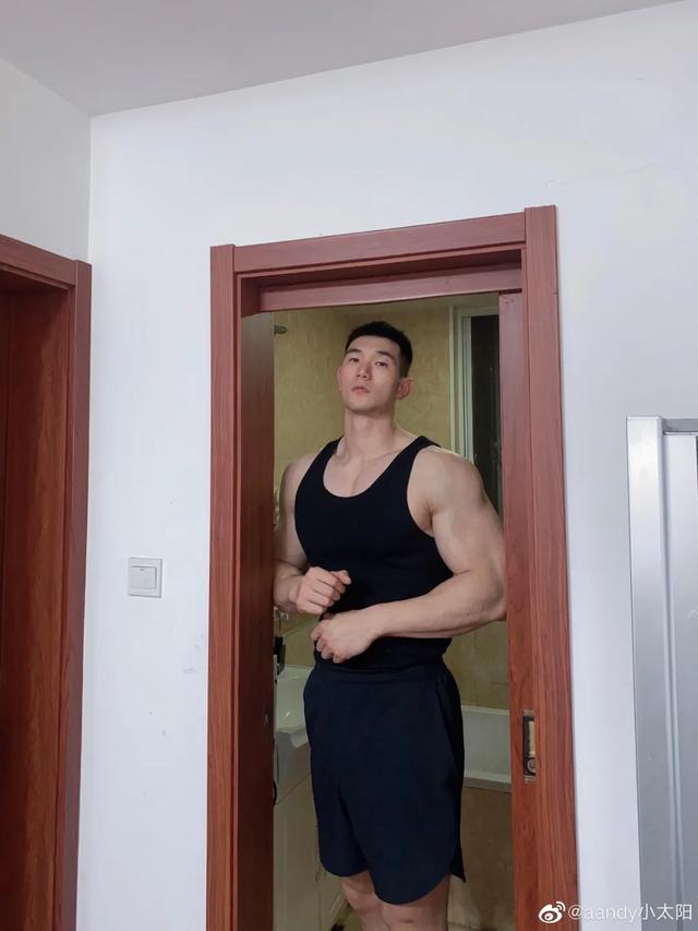 193公分的巨無霸肌肉男，看完身材，網友直呼：沒對象的我酸了 健身減肥達人 第8张
