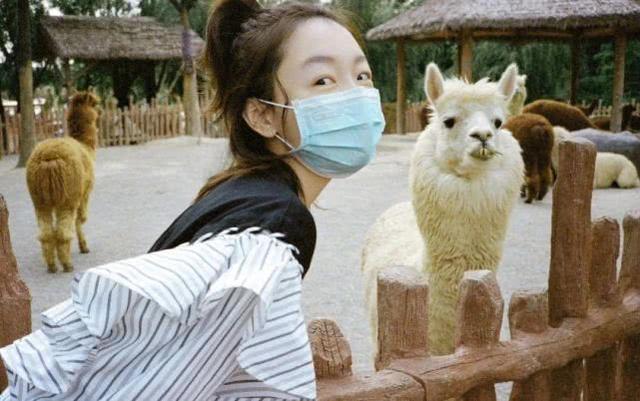 周冬雨開始營業了！打扮清新在動物園合影留念，口罩擋不住的美貌 娛樂八卦吃瓜 第5张