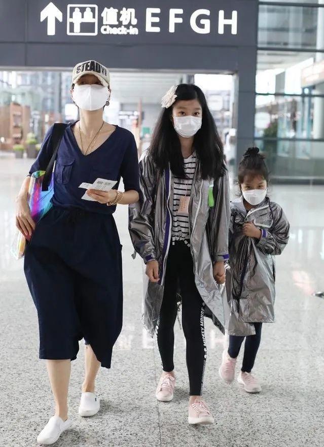 馬伊琍帶女兒現身機場，姐妹倆穿著時髦亮眼，「小鳥腿」太過搶鏡 娛樂八卦吃瓜 第3张