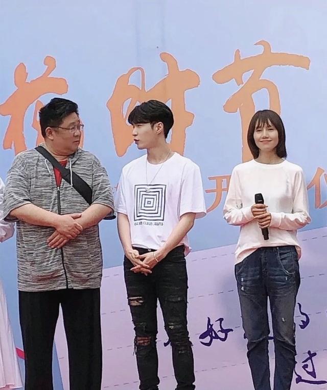 袁泉哪有43歲？穿寬松衛衣配牛仔褲參加活動，和張藝興像同齡人 娛樂八卦吃瓜 第4张