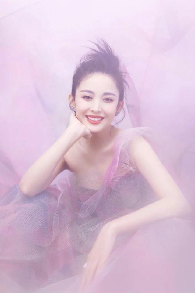古力娜扎太精緻！清爽丸子頭配白色一字肩裙，仿佛「花仙子」降臨 娛樂八卦吃瓜 第4张