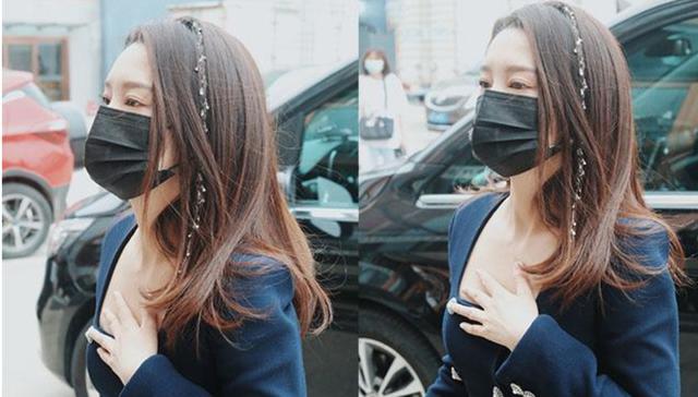 李沁穿方領長裙錄綜藝，下車用手捂住領口引爭議，網友：多此一舉 娛樂八卦吃瓜 第9张