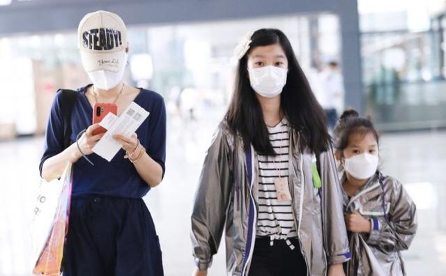 馬伊琍帶女兒旅行，和女兒相處像朋友，倆女兒戴口罩能看出顏值高 娛樂八卦吃瓜 第6张