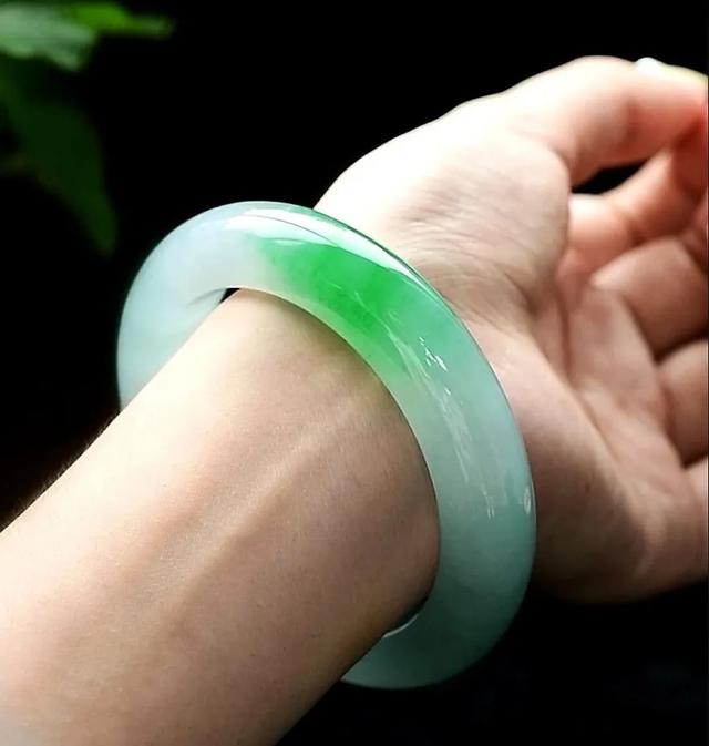 Why wear jade bangle deals on left hand