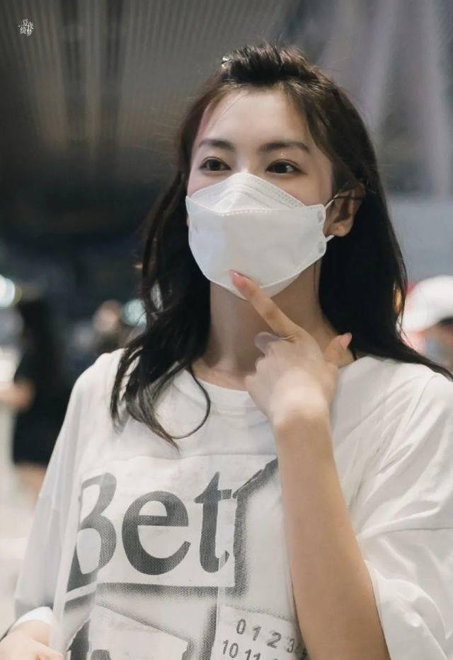 張雨綺現身機場，穿一身白T紗裙變身活潑小公主，32歲美回18歲 娛樂八卦吃瓜 第5张
