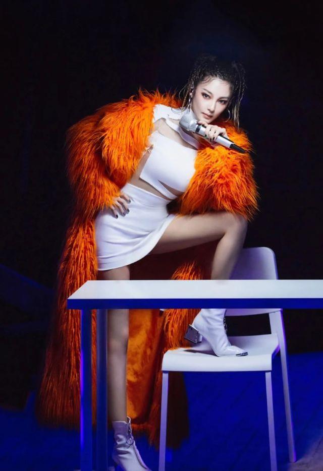 張雨綺驚艷亮相舞台，穿「南非火雞服」難擋性感魅力，實力C位 娛樂八卦吃瓜 第4张