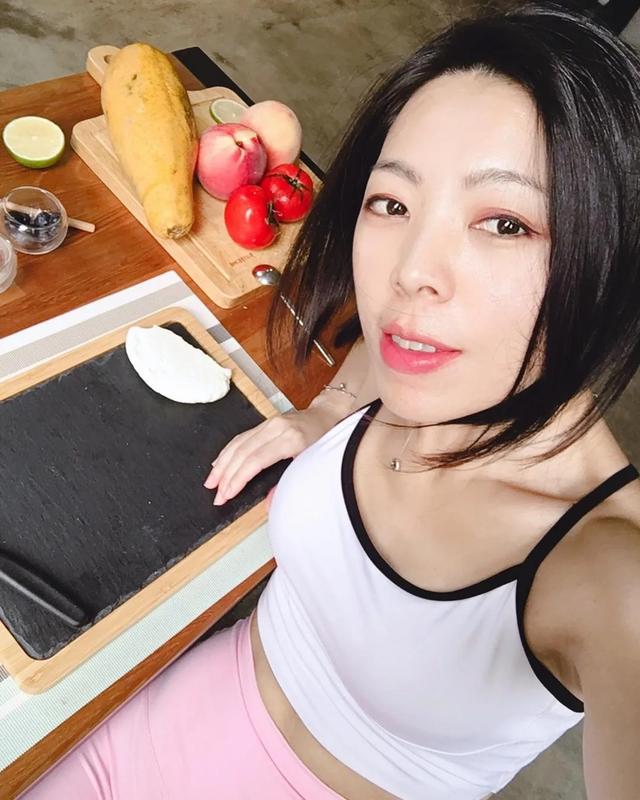 她42歲，卻有纖腰翹臀馬甲線，這哪裡像是兩個孩子的媽媽？ 健身減肥達人 第12张