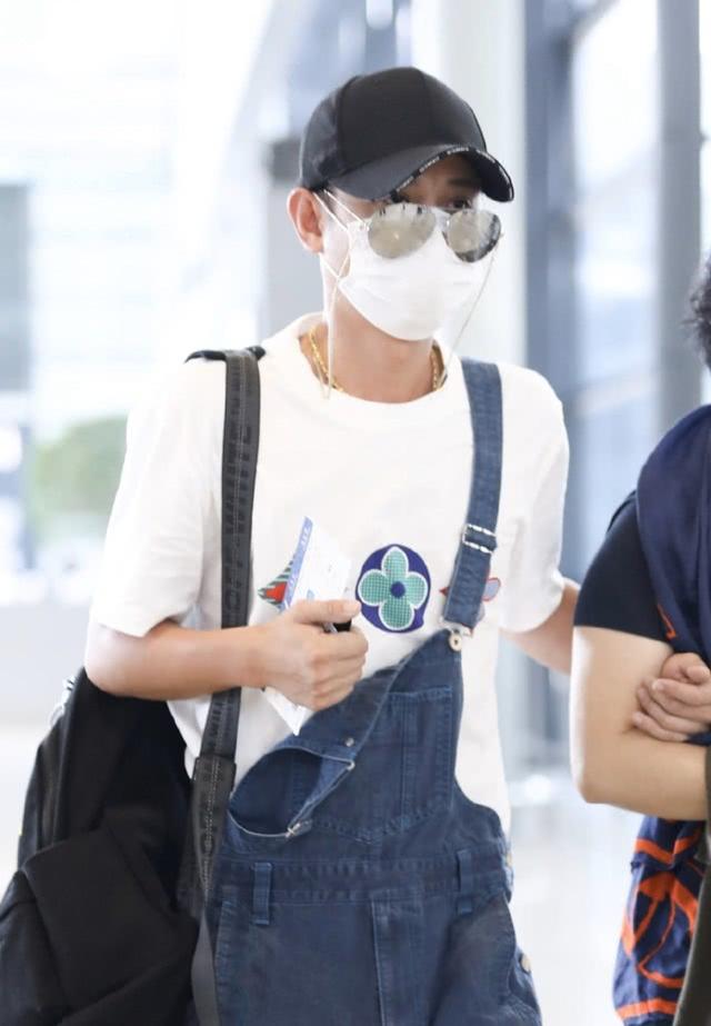 文章和媽媽合體走機場，離婚後文章越活越年輕，穿背帶褲像少年 娛樂八卦吃瓜 第1张