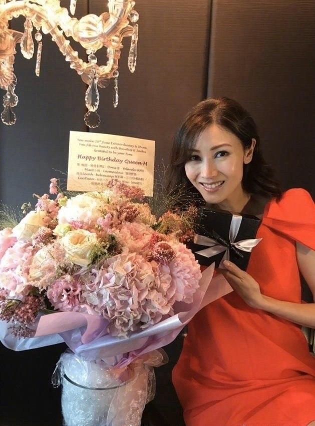 李嘉欣曬美照慶祝50歲生日！身穿無袖荷葉花邊裙，減齡十足顯貴氣 娛樂八卦吃瓜 第2张