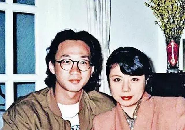 黃家駒離世27年，頭戴白花穿孝服大鬧靈堂的未婚妻，如今怎樣了 娛樂八卦吃瓜 第7张