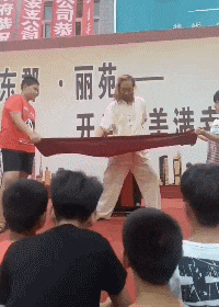 「小姐姐穿的靴子這麼嚴實，捂一天什麼味道？」哈哈哈 搞笑整蠱 第11张
