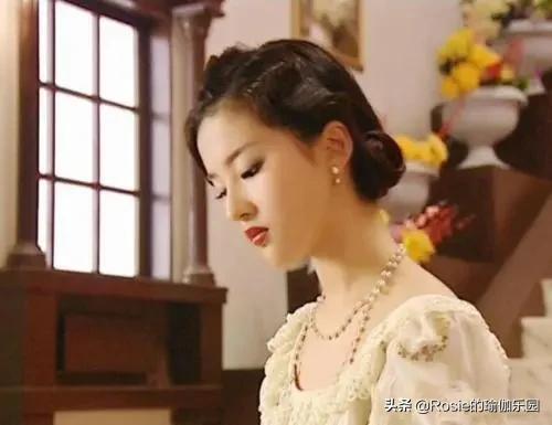 劉亦菲性感鎖骨、直角肩搶鏡，辦公做3步，終結烏龜脖解鎖好體態 健身減肥達人 第4张