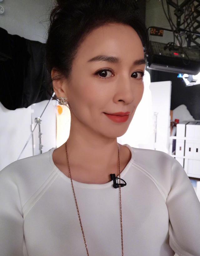 張庭51歲貌美如花，老公61歲卻像爹，瑜伽就是他爹凍齡秘籍 街拍正妹 第5张