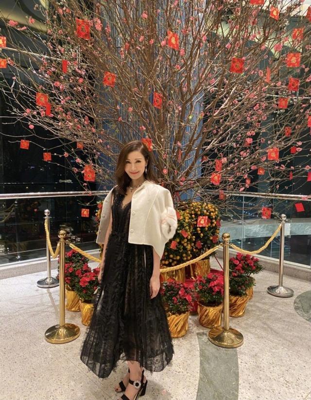 李嘉欣一把年紀依舊狂野，穿黑色超短抹胸露肚臍，煙燻妝太搖滾 娛樂八卦吃瓜 第5张