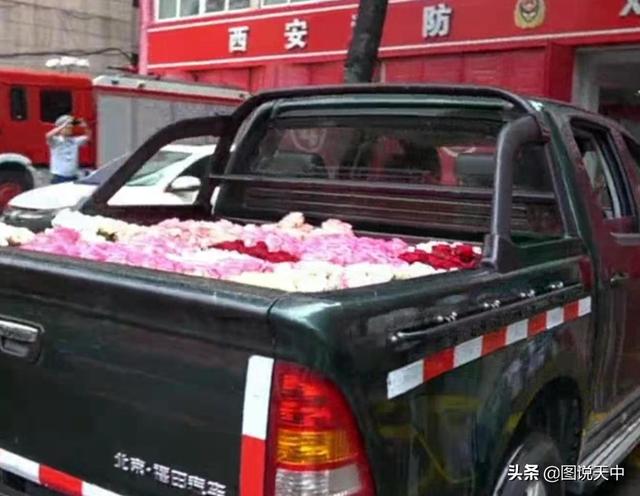 情人节送老公什么礼物七夕情人节，女孩用5000支玫瑰花表白烈火英雄，希望他