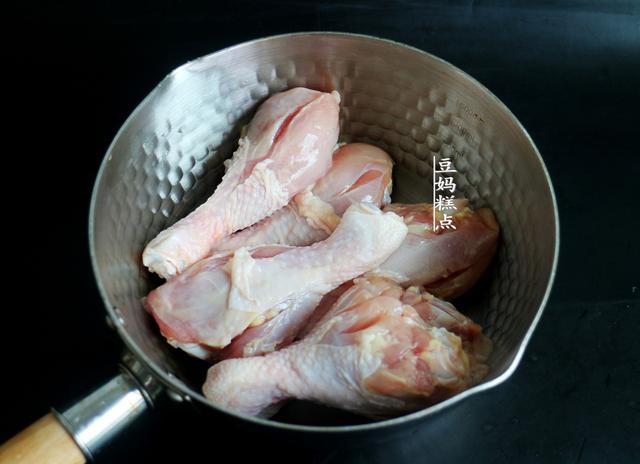一個超簡單的雞腿吃法，煮10分鍾，蓋蓋一燜，又嫩又入味 熱愛美食 第5张