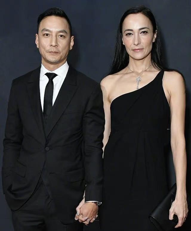 吳彥祖自嘲「頭禿」，曬合影為妻子慶祝生日，沒頭發依舊很帥 娛樂八卦吃瓜 第3张
