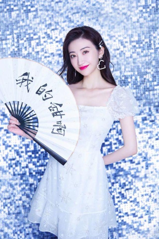 景甜直播顏值太美！穿白色雪花泡泡裙優雅靈動，你看了會心動嗎？ 娛樂八卦吃瓜 第3张