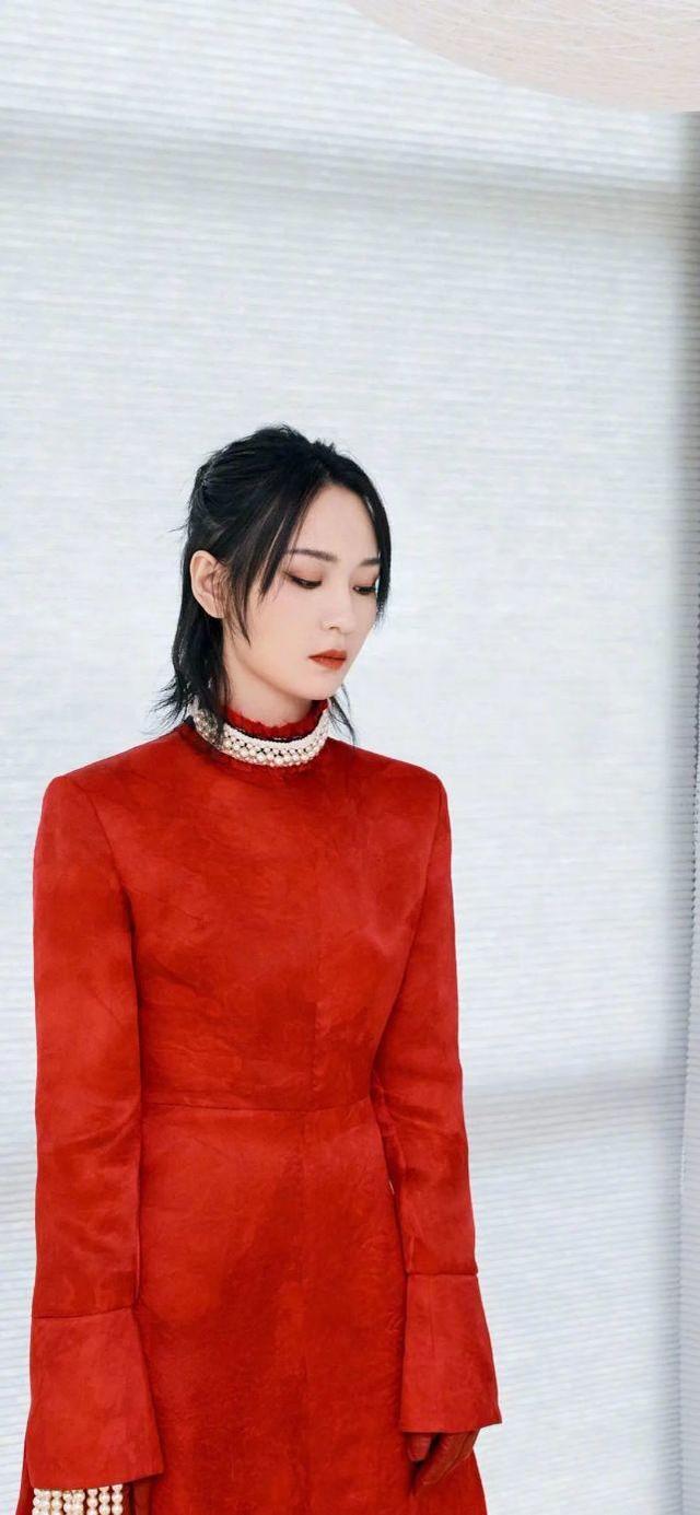 35歲周筆暢玩轉個性穿搭，穿紅色宮廷紅裙裝登台，釋放酷感女人味 娛樂八卦吃瓜 第1张