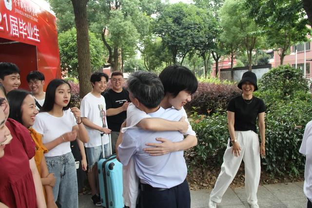 毕业季送喜欢的女生什么礼物,送给女生的毕业礼物推荐
