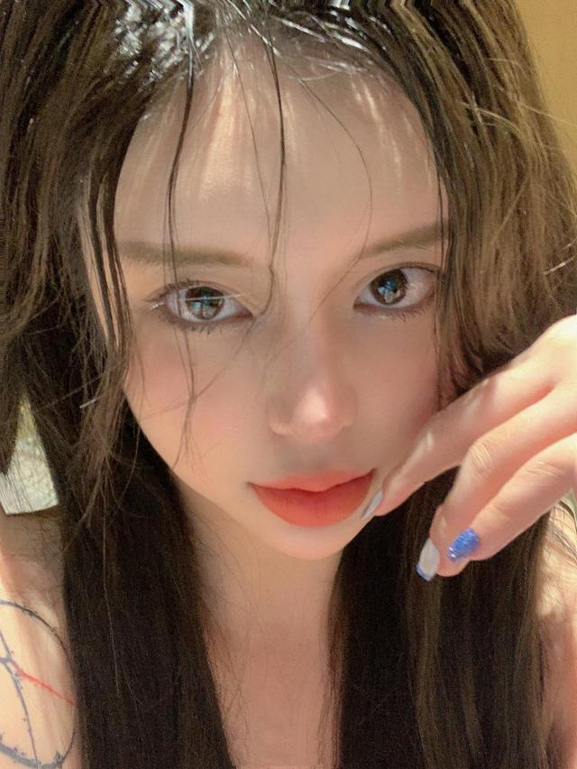 25歲美女小姐姐，身材十分有料，前凸後翹看起來十分性感火辣 街拍正妹 第3张
