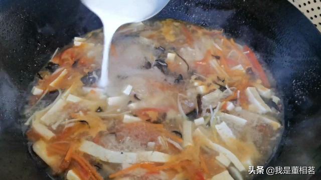 酸辣湯，記住不要先放胡椒粉，技巧告訴你，降溫喝2碗暖心又暖胃 熱愛美食 第15张