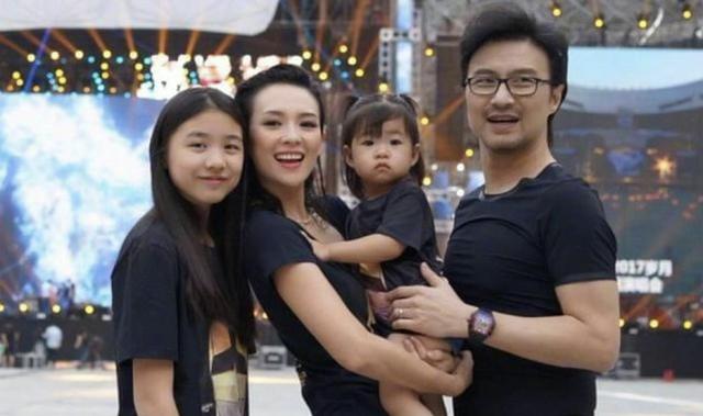 章子怡帶繼女逛成都，小蘋果穿平底鞋比章子怡高半頭，親媽是超模 娛樂八卦吃瓜 第2张