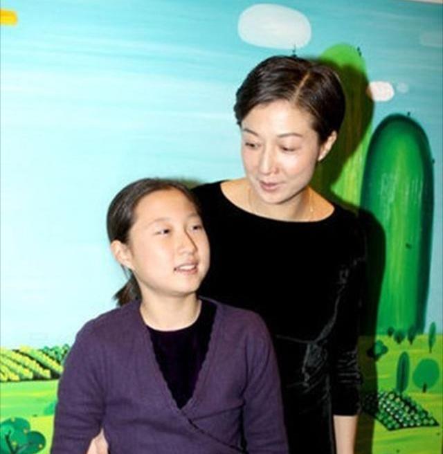 同樣是成龍的孩子，為啥房祖名坐擁220億財產，小龍女卻淪落街頭 娛樂八卦吃瓜 第14张